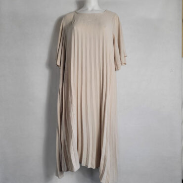 robe plissée grande taille beige manches courtes et col rond ideal pour ceremonies
