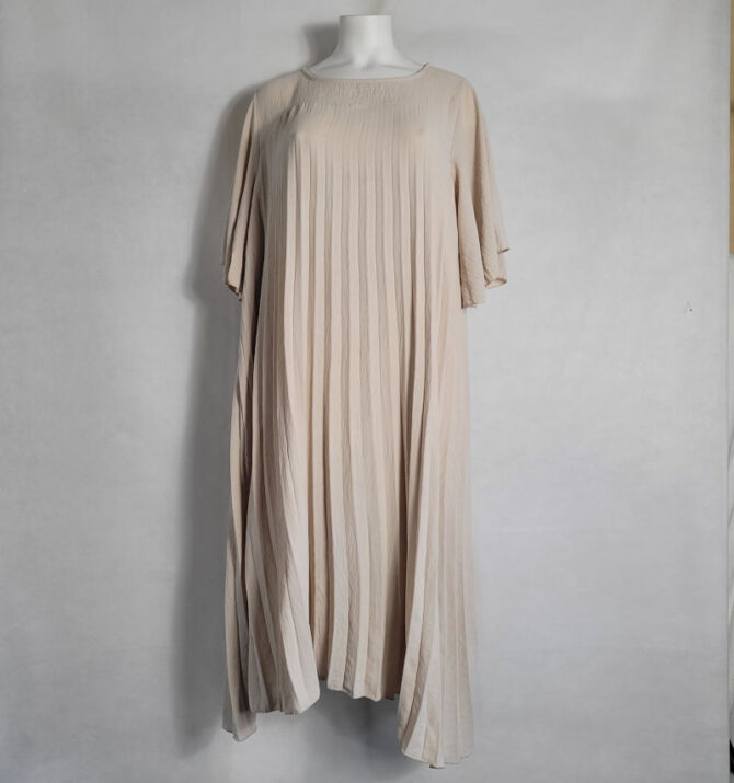 robe plissée grande taille beige manches courtes et col rond ideal pour ceremonies