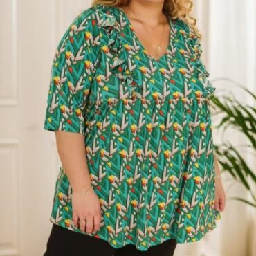 haut femme manches courtes . blouse ample qui convient à toutes les morphologies. Complétez la tenue avec un jean, des escarpins, une pochette et des accessoires. Cela donne un look chic et classe. | vetements grandes tailles chic​