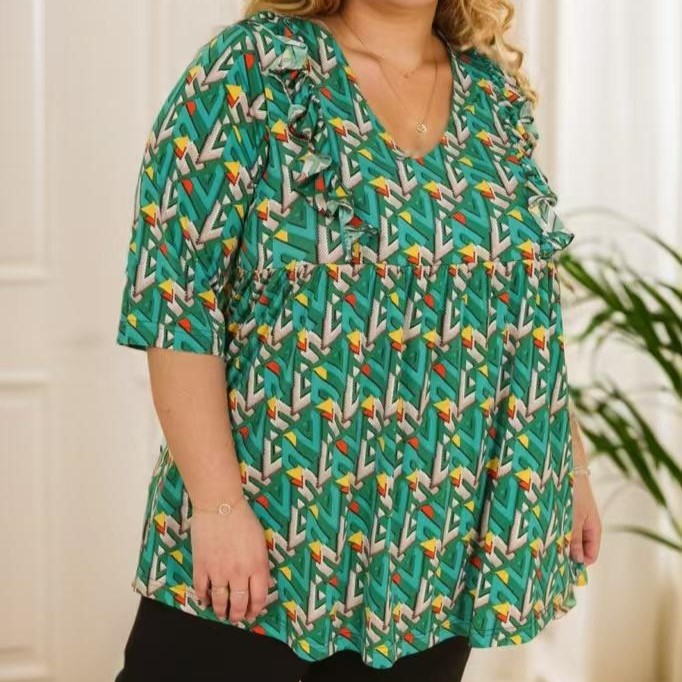 haut femme manches courtes . blouse ample qui convient à toutes les morphologies. Complétez la tenue avec un jean, des escarpins, une pochette et des accessoires. Cela donne un look chic et classe. | vetements grandes tailles chic