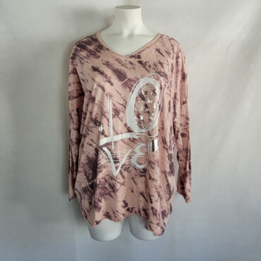 Tee shirt femme grande taille col V avec motif sur fond rose et manches longues