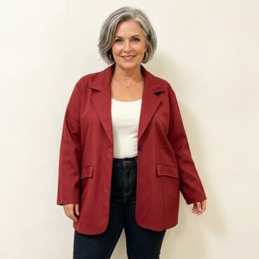 femme senior portant Veste femme grande taille chic »jusqu'au 58