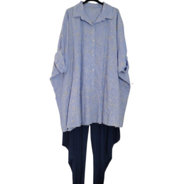 tenue femme ronde pour assister à un mariage. Cette tenue se compose d'une tunique en dentelle rouge et d'un pantalon sarouel. ensemble blouse pantalon femme​