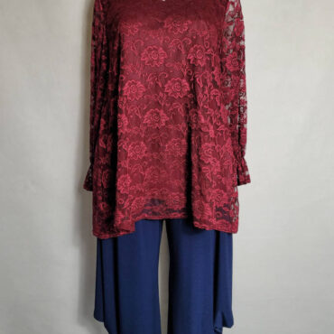 tenue femme ronde pour assister à un mariage. Cette tenue se compose d'une tunique en dentelle rouge et d'un pantalon sarouel.