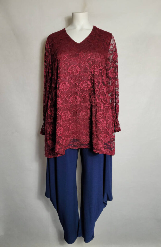 tenue femme ronde pour assister à un mariage. Cette tenue se compose d'une tunique en dentelle rouge et d'un pantalon sarouel.