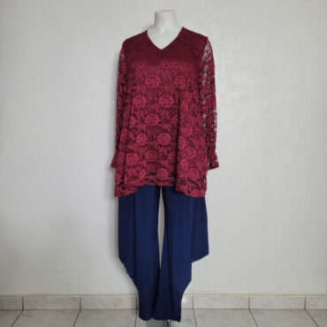 tenue femme ronde pour assister à un mariage. Cette tenue se compose d'une tunique en dentelle rouge et d'un pantalon sarouel. ensemble blouse pantalon femme​