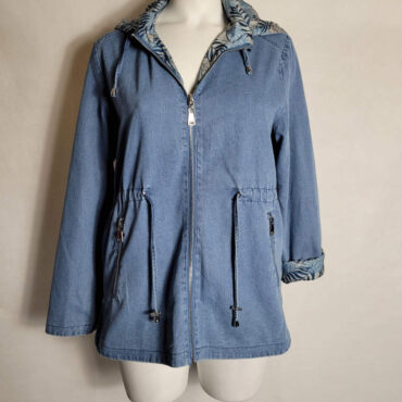 veste en jean longue pour femme |  Indispensable et pratique dans la garde-robe des femmes rondes, ce blouson en jean délavé avec capuche possède une doublure . vêtements grandes tailles chic​ pour femmes modernes.