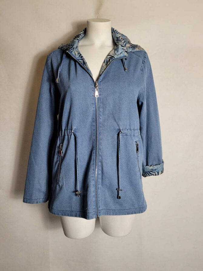 veste en jean longue pour femme |  Indispensable et pratique dans la garde-robe des femmes rondes, ce blouson en jean délavé avec capuche possède une doublure . vêtements grandes tailles chic​ pour femmes modernes.