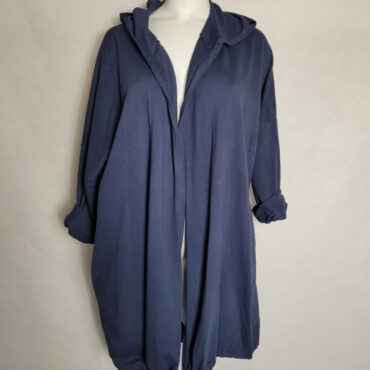 gilet sweat femme . Veste longue femme légère et parfaite pour toutes les occasions. Découvrez des modèles uniques de vestes longues. Elles sont conçues pour toutes les femmes. Adoptez un style raffiné et tendance. Gilet sweat vetements grande taille femme pas cher. Disponible dans le catalogue madeleine en ligne