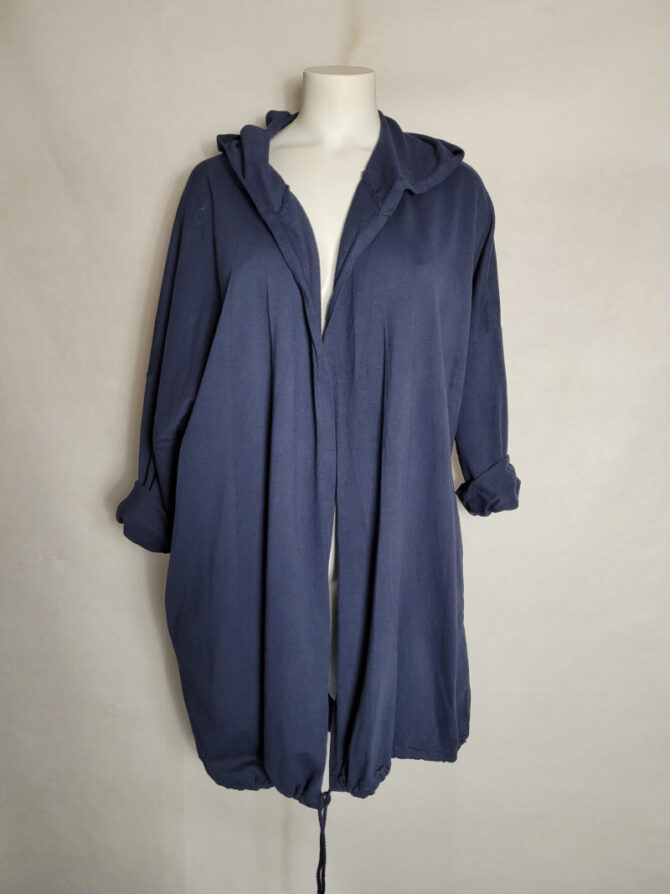 gilet sweat femme . Veste longue femme légère et parfaite pour toutes les occasions. Découvrez des modèles uniques de vestes longues. Elles sont conçues pour toutes les femmes. Adoptez un style raffiné et tendance. Gilet sweat vetements grande taille femme pas cher. Disponible dans le catalogue madeleine en ligne