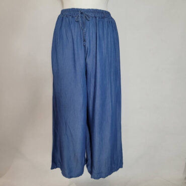 Jean large femme taille haute . Son denim brut et léger vous garantit un style moderne et confortable, parfait pour mettre en valeur votre silhouette et vous sentir bien dans vos vêtements.