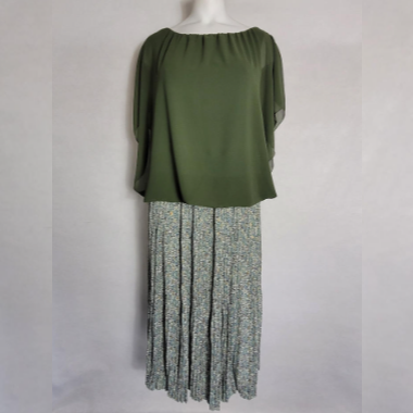 look avec jupe longue plissée et tunique cache ventre