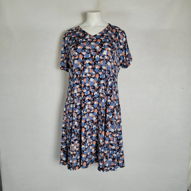 Robe évasée fluide femme ronde à motif col V et manches courtes