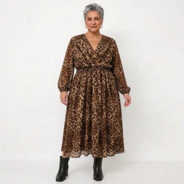 femme senior portant Robe évasée fluide imprimée
