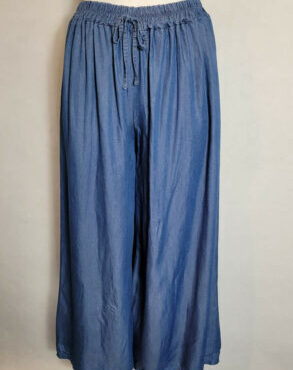 Jean large femme taille haute . Son denim brut et léger vous garantit un style moderne et confortable, parfait pour mettre en valeur votre silhouette et vous sentir bien dans vos vêtements.
