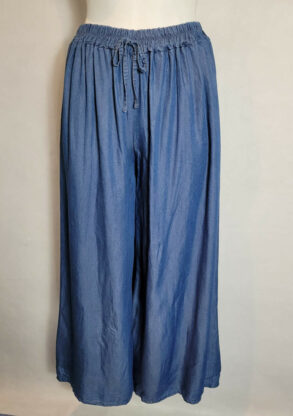 Jean large femme taille haute . Son denim brut et léger vous garantit un style moderne et confortable, parfait pour mettre en valeur votre silhouette et vous sentir bien dans vos vêtements.