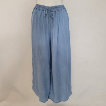 pantalon jean femme large , dans un denim clair, évoquant une jupe-culotte longue avec une taille haute élastique.