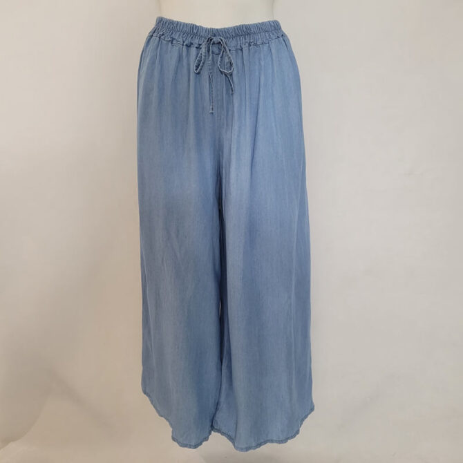 pantalon jean femme large , dans un denim clair, évoquant une jupe-culotte longue avec une taille haute élastique.