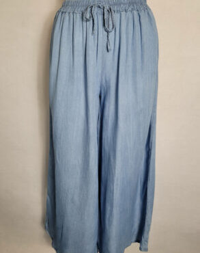 pantalon jean femme large , dans un denim clair, évoquant une jupe-culotte longue avec une taille haute élastique.