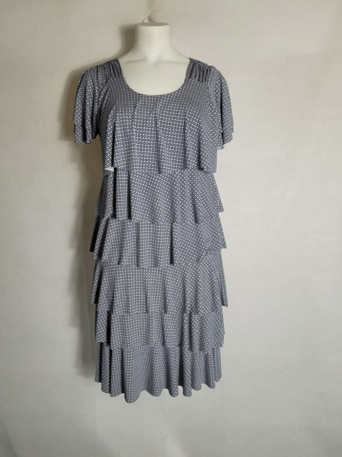 robe qui affine la silhouette droite à volants superposés robe qui affine la silhouette car  aident à camoufler  les hanches, les cuisses et ventre