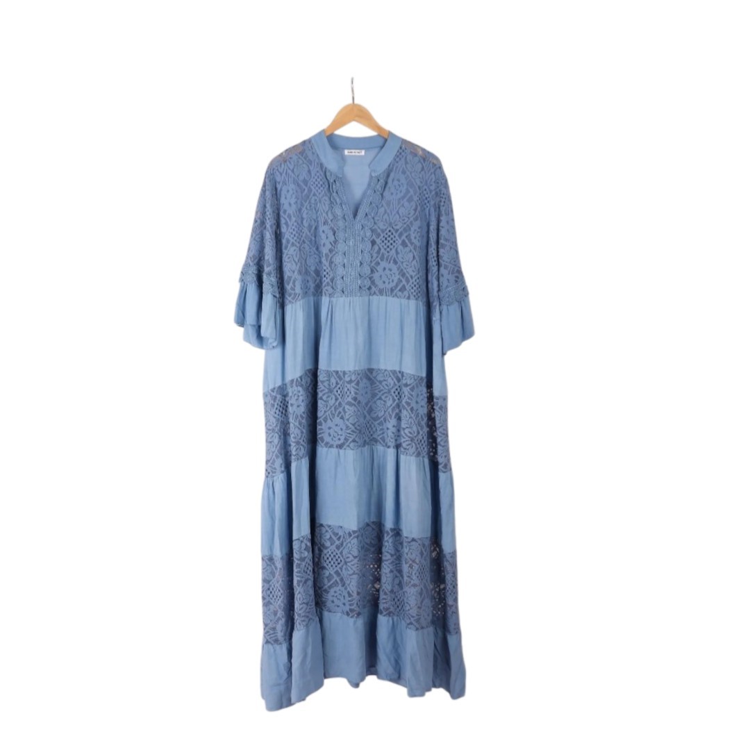 Robe longue grande taille chic en dentelle boheme chic fuchsia, manches courtes et coupe évasée pour camoufler les complexes.