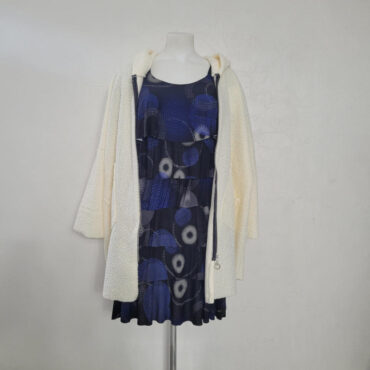 idee look robe volant superposé courte et manteau laine ​