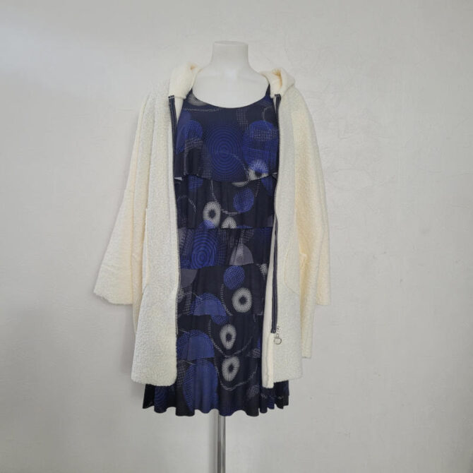 idee look robe volant superposé courte et manteau laine ​