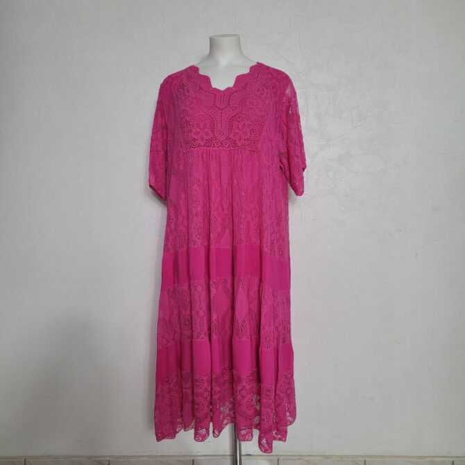 Robe longue grande taille chic en dentelle boheme chic fuchsia, manches courtes et coupe évasée pour camoufler les complexes.