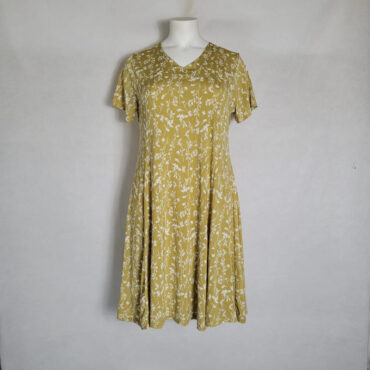 robe patineuse femme ronde fluide couleur ocre fleurie col V et manches courtes ideal pour flouter les hanches