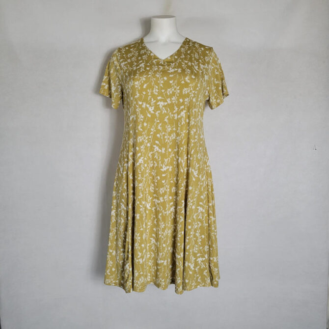 robe patineuse femme ronde fluide couleur ocre fleurie col V et manches courtes ideal pour flouter les hanches