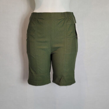short femme taille elastique tissu extensible et couleur kaki avec 2poches laterales