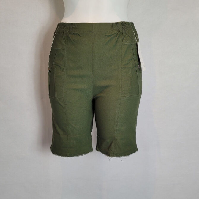 short femme taille elastique tissu extensible et couleur kaki avec 2poches laterales