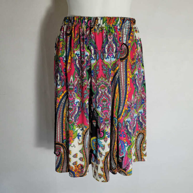 Jupe courte taille élastique femme ronde tissu fluide et coupe évaser pour gommer les hanches larges