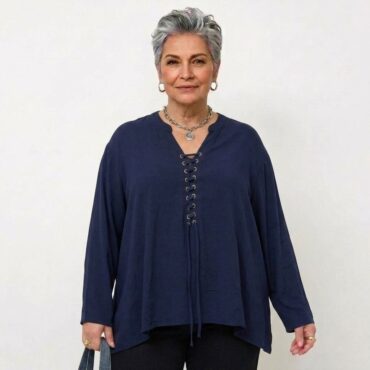 Femme plus de 50ans vêtu de Chemisier femme manche longue marine